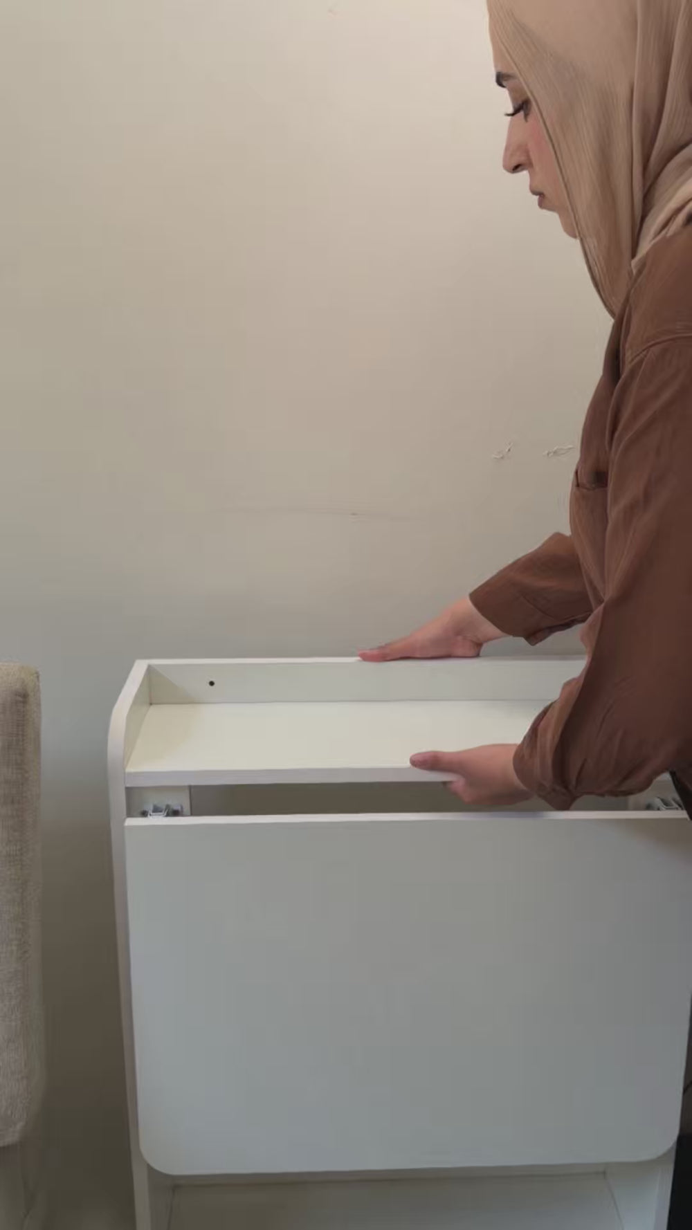 فيديو مكتب شاطر وهو بيتفتح ويتقفل على الحيطة